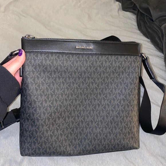Michael Kors Handbags - Michael Kors messenger crossbody